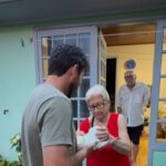 Amor à primeira vista: idosa realiza sonho de ganhar filhote e reação emociona a web