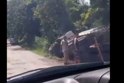Caminhão tomba durante descarte irregular de entulho em São Bernardo