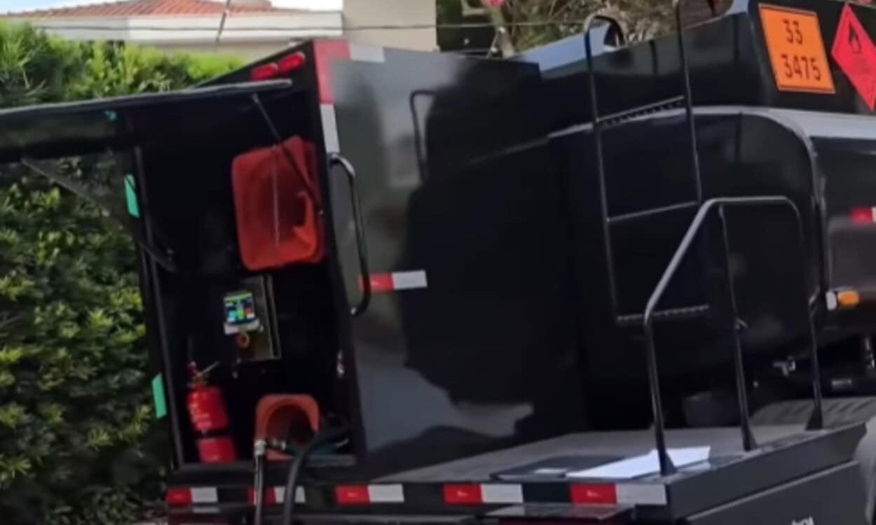 Força-tarefa flagra caminhão abastecendo frota no meio da rua em São Bernardo. Foto: Reprodução/TV São Bernardo