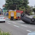 Colisão entre três carros termina em capotamento na Avenida Lions