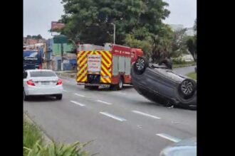 Colisão entre três carros termina em capotamento na Avenida Lions
