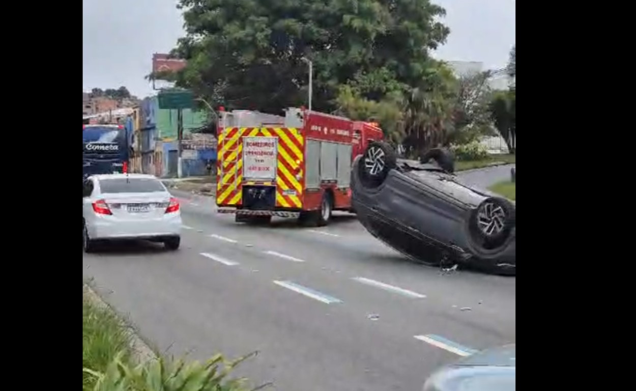 Colisão entre três carros termina em capotamento na Avenida Lions