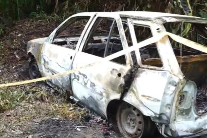 Corpo carbonizado é encontrado dentro de carro incendiado em terreno baldio em Ribeirão Pires