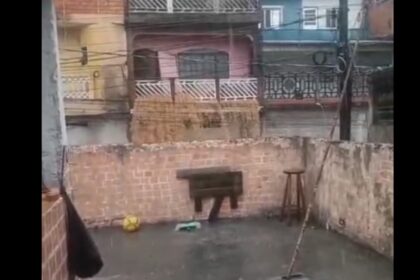 Chuva em Mauá: Volume assustador de água invade residência e assusta moradores no Jardim Zaíra