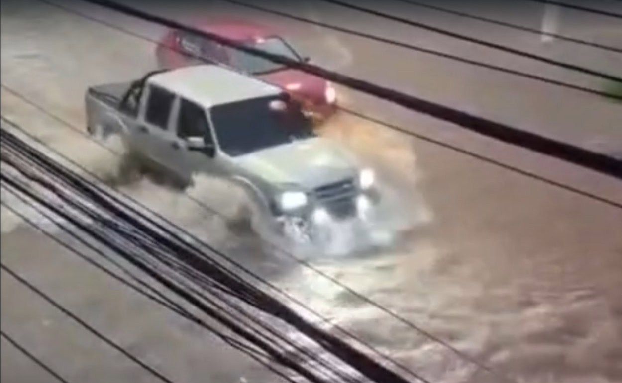 Chuva forte causa pontos de alagamento e interdita trechos de vias em Diadema 