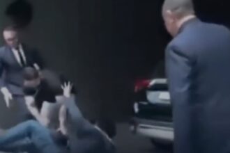 Na chegada de Bolsonaro em hospital no DF fotógrafo é atropelado na chegada