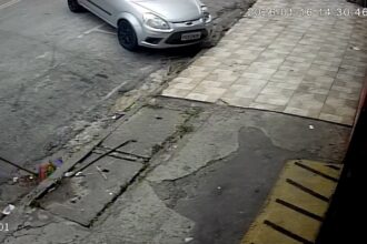 Gari é flagrado jogando lixo em bueiro e revolta comerciantes em Mauá