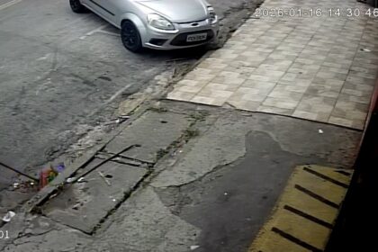 Gari é flagrado jogando lixo em bueiro e revolta comerciantes em Mauá