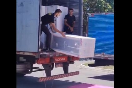 Revolta no pátio: motorista de São Bernardo descarta geladeiras após espera de quatro dias na Bahia