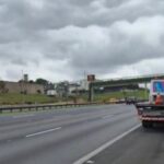 Queda de colchão de utilitário causa morte de motociclista na Rodovia dos Imigrantes