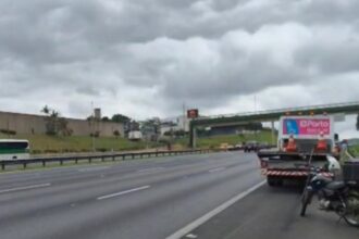 Queda de colchão de utilitário causa morte de motociclista na Rodovia dos Imigrantes