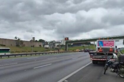 Queda de colchão de utilitário causa morte de motociclista na Rodovia dos Imigrantes