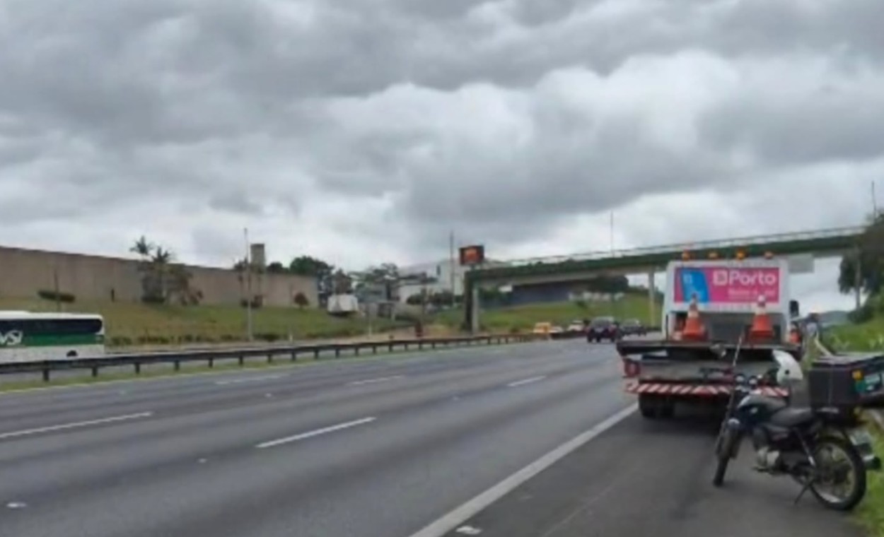 Queda de colchão de utilitário causa morte de motociclista na Rodovia dos Imigrantes