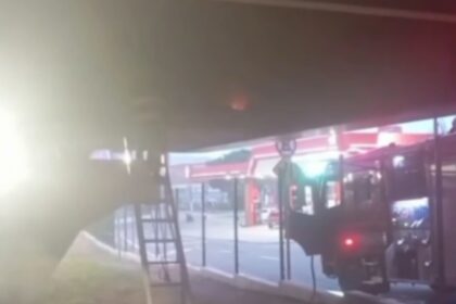 Vigilantes resgatam mulher de incêndio sob o viaduto da Praça dos Bombeiros