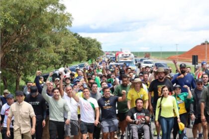 Caminhada pela Liberdade: Nikolas Ferreira cruza metade do percurso e atrai aliados na BR-040