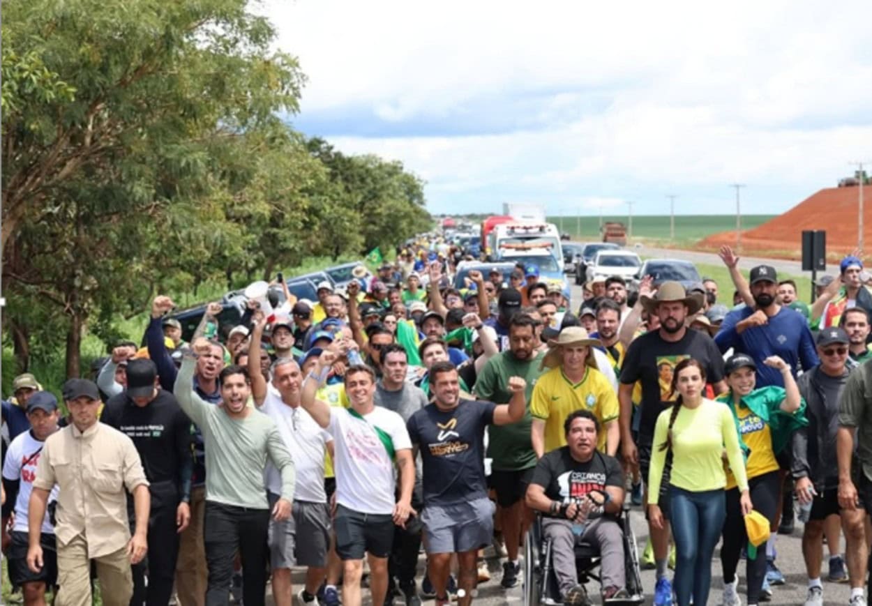 Caminhada pela Liberdade: Nikolas Ferreira cruza metade do percurso e atrai aliados na BR-040