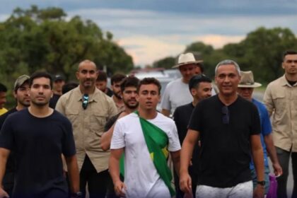 Nikolas Ferreira segue caminhada de 200 km rumo a Brasília em defesa da liberdade