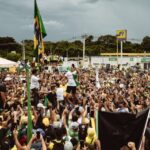 Nikolas Ferreira chega a Brasília acompanhado de multidão; domingo será marcado por protestos