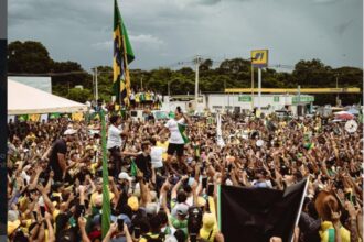 Nikolas Ferreira chega a Brasília acompanhado de multidão; domingo será marcado por protestos