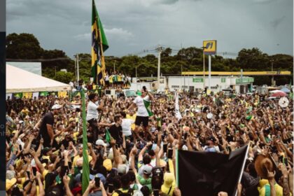 Nikolas Ferreira chega a Brasília acompanhado de multidão; domingo será marcado por protestos
