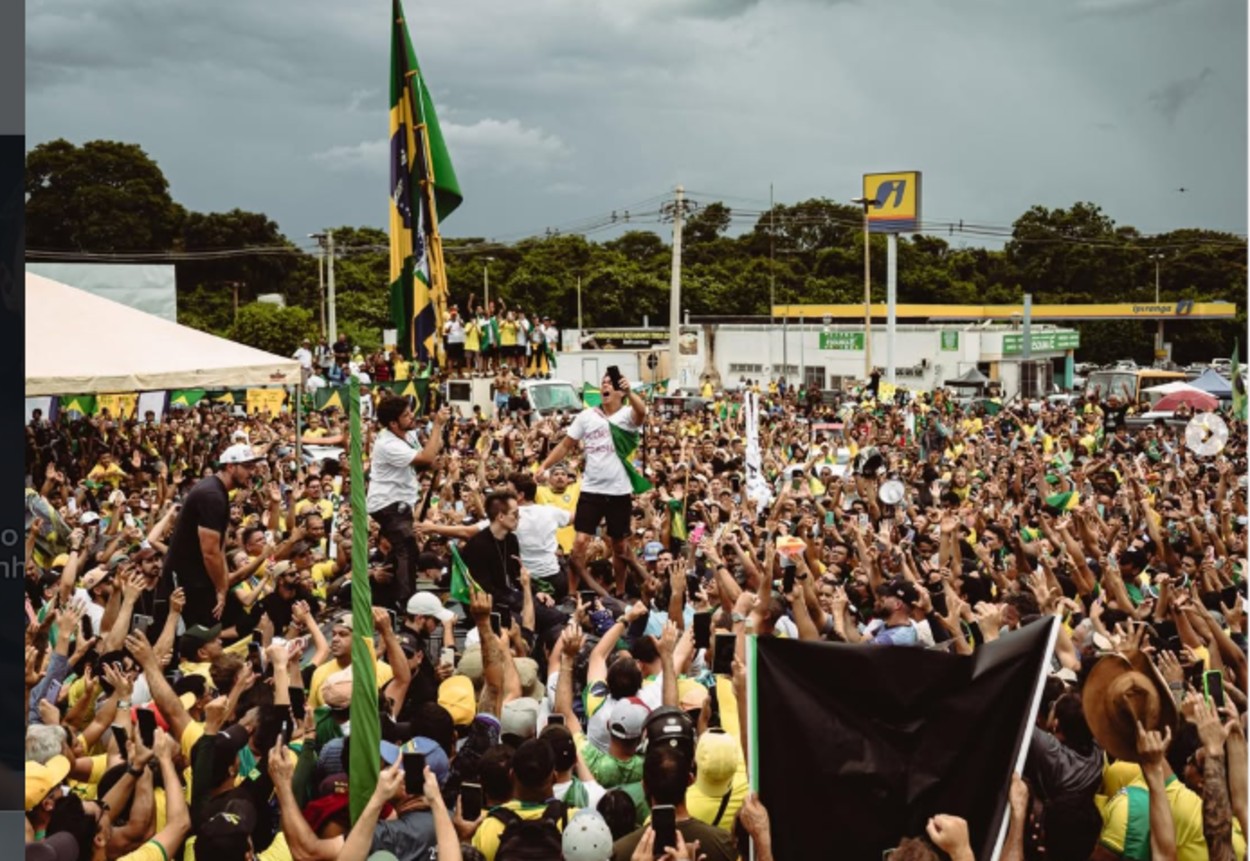 Nikolas Ferreira chega a Brasília acompanhado de multidão; domingo será marcado por protestos