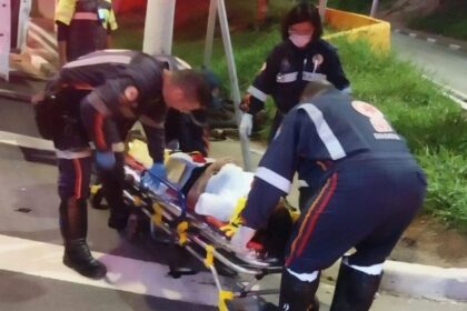 Mulher de 35 anos fica ferida após colisão entre carro e moto em Diadema