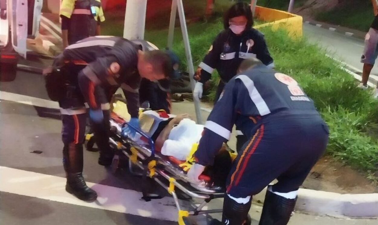 Mulher de 35 anos fica ferida após colisão entre carro e moto em Diadema