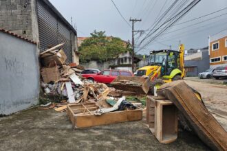 Descarte irregular de lixo agrava enchentes e pode gerar multas em Ribeirão Pires