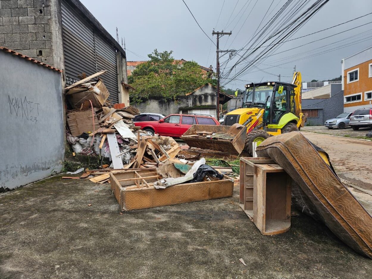 Prefeitura de Ribeirão Pires reforça importância do descarte correto de lixo para evitar enchentes
