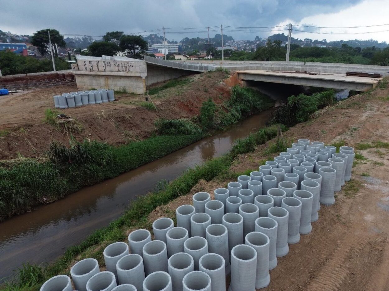 Obras do viaduto estaiado avançam para nova fase com início da drenagem e preparação das estruturas
