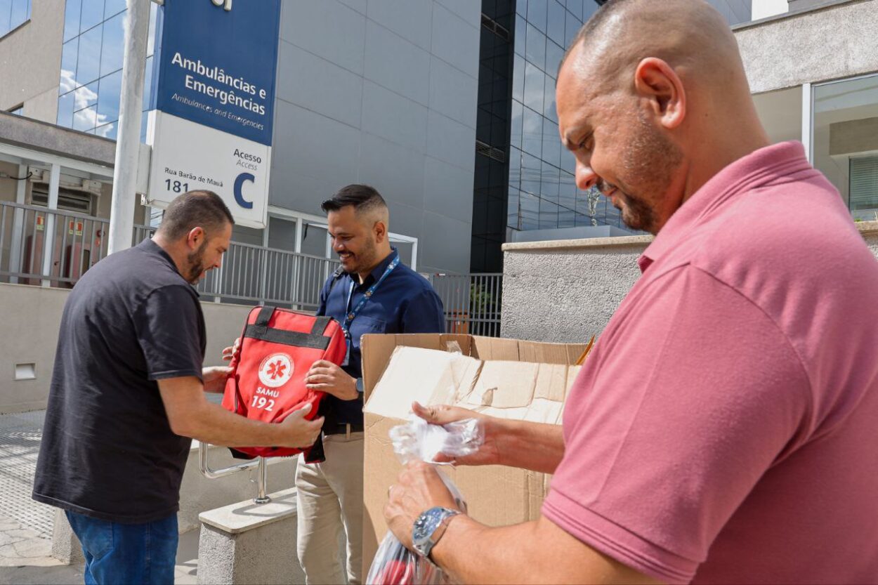 SAMU de São Caetano recebe doação de bolsas e mochilas para resgate do Hospital São Luiz