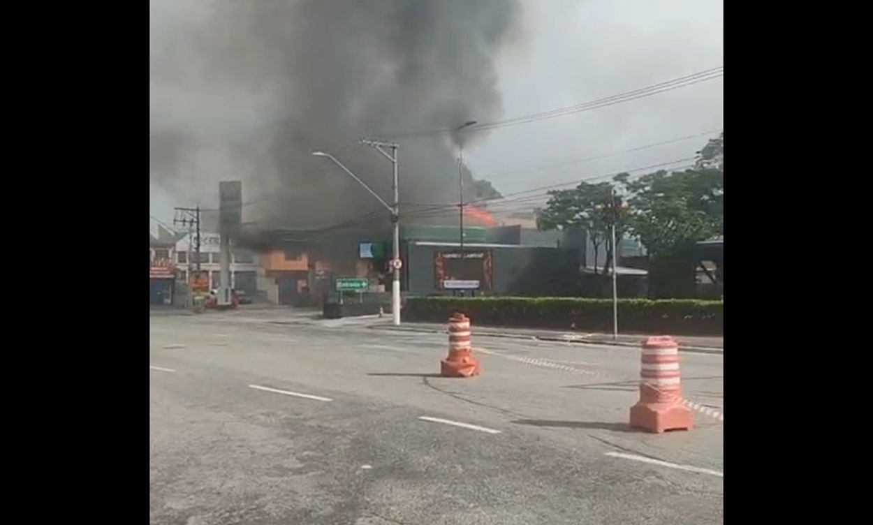 Incêndio em caminhão de gás atinge posto de combustível e mobiliza forças de segurança em SBC