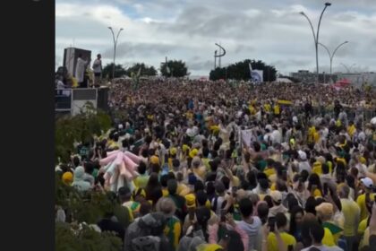 Sob chuva e com multidão, Nikolas Ferreira Encerra 7º dia da "Caminhada pela Liberdade" em Brasília