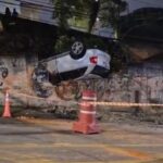 Veículo perde o controle e cai em terreno após colidir contra muro em São Bernardo