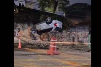 Veículo perde o controle e cai em terreno após colidir contra muro em São Bernardo