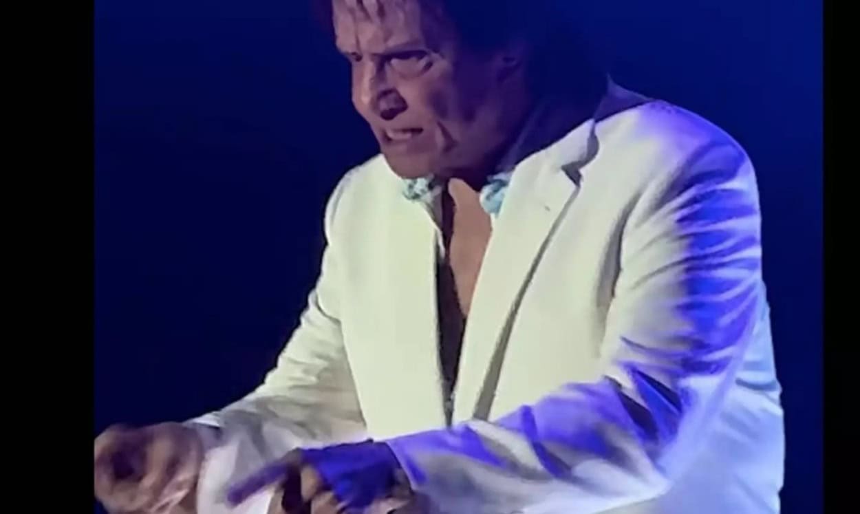 Roberto Carlos se irrita com conversa na plateia e ameaça expulsar fã de show