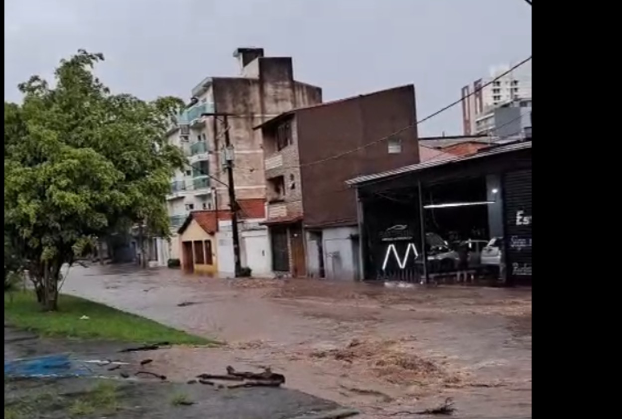 Com maior índice no Jardim Paranavaí, equipes da Prefeitura trabalham na limpeza de vias e na orientação do trânsito em bairros como Zaíra e Capuava