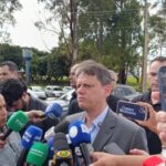 Tarcísio visita Bolsonaro na prisão e reforça apoio a Flávio para a Presidência em 2026