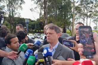 Tarcísio visita Bolsonaro na prisão e reforça apoio a Flávio para a Presidência em 2026