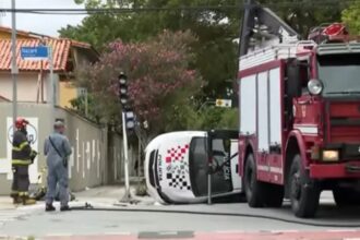 Viatura da PM capota no Ipiranga durante perseguição a assaltantes de carga