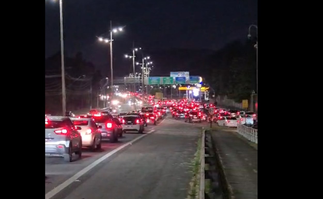 Motoristas enfrentam quase 30 km de congestionamento no Sistema Anchieta-Imigrantes