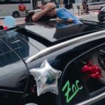 Sensibilidade: Um policial civil, ao notar as mensagens no veículo, desceu de sua viatura para cumprimentar Zac pessoalmente.