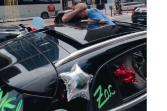 Sensibilidade: Um policial civil, ao notar as mensagens no veículo, desceu de sua viatura para cumprimentar Zac pessoalmente.