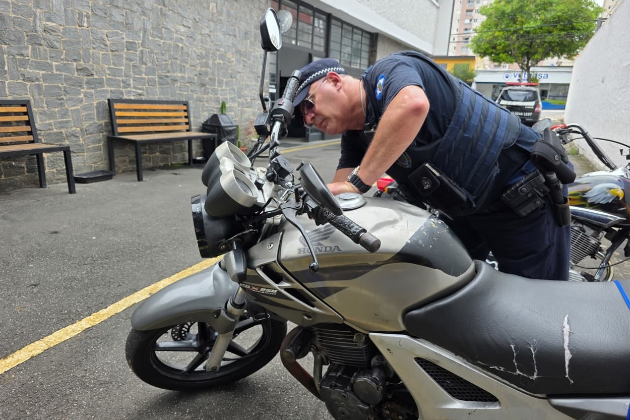 GCM detém motociclista após Smart Sanca identificar moto com sinais de adulteração de veicular
