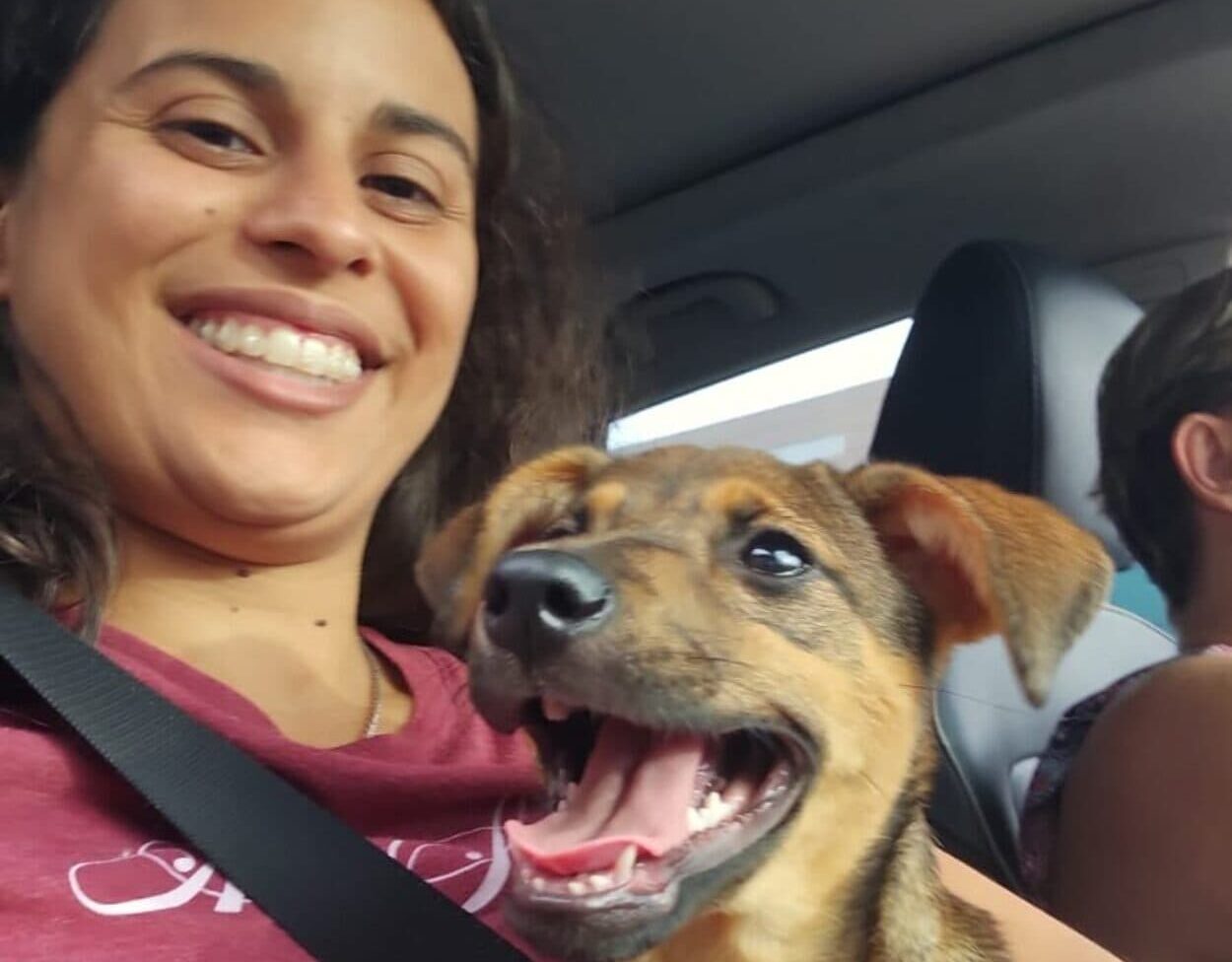 Do abandono ao novo lar: estudante de veterinária e família adotam cadela amarrada em árvore em SBC