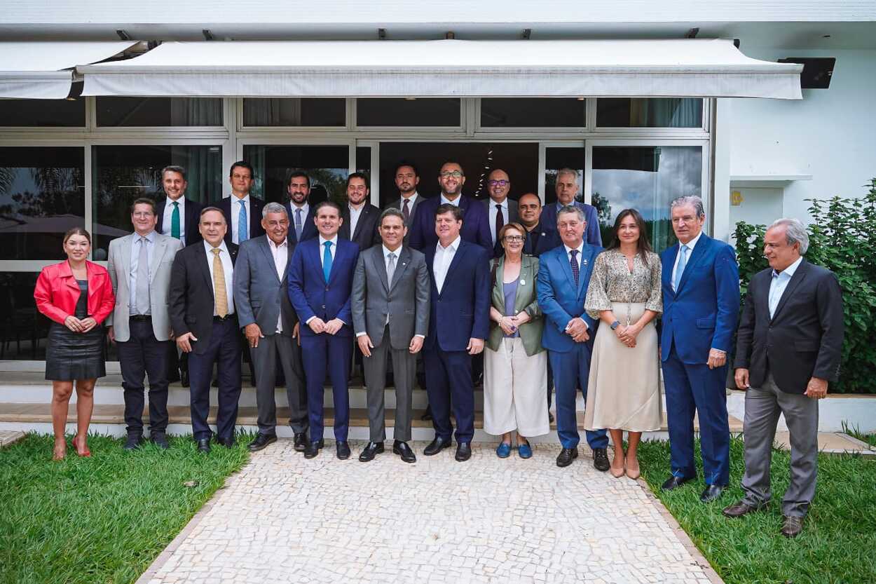 Capitaneados pelo presidente interino da Frente, Sebastião Melo, prefeito de Porto Alegre, os treze prefeitos presentes entregaram a Hugo Motta uma carta