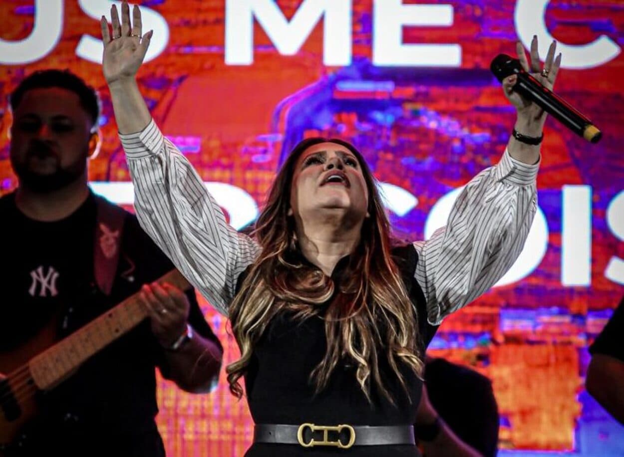 Sarah Farias emocionou a multidão com seu repertório de forte apelo emocional.