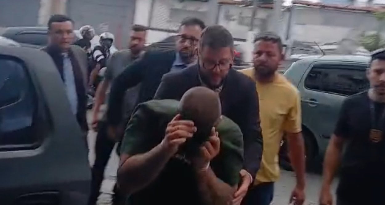 VÍDEO: Momento em que Bruno de Oliveira Zeni assassino chega ao 2º DP de Diadema