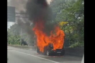 Carro pega fogo na Via Anchieta e mobiliza Bombeiros em São Bernardo