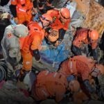 Mãe morre em desabamento de casa no Rio e filha de 7 anos é resgatada